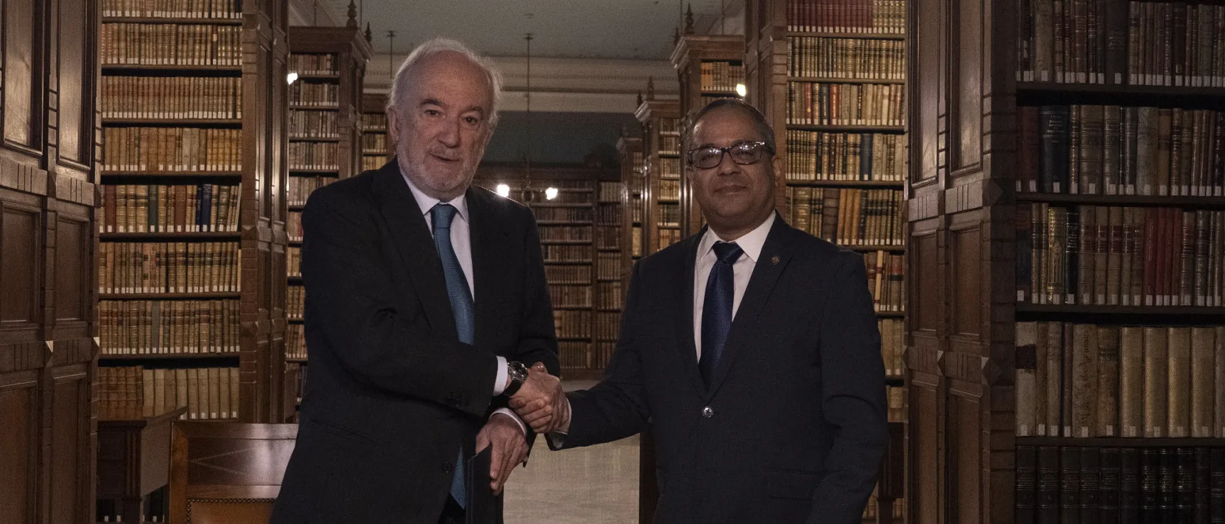 El director de la RAE y el presidente del Tribunal Constitucional de la República Dominicana firman el acuerdo de adhesión a la Red Panhispánica en una sala institucional