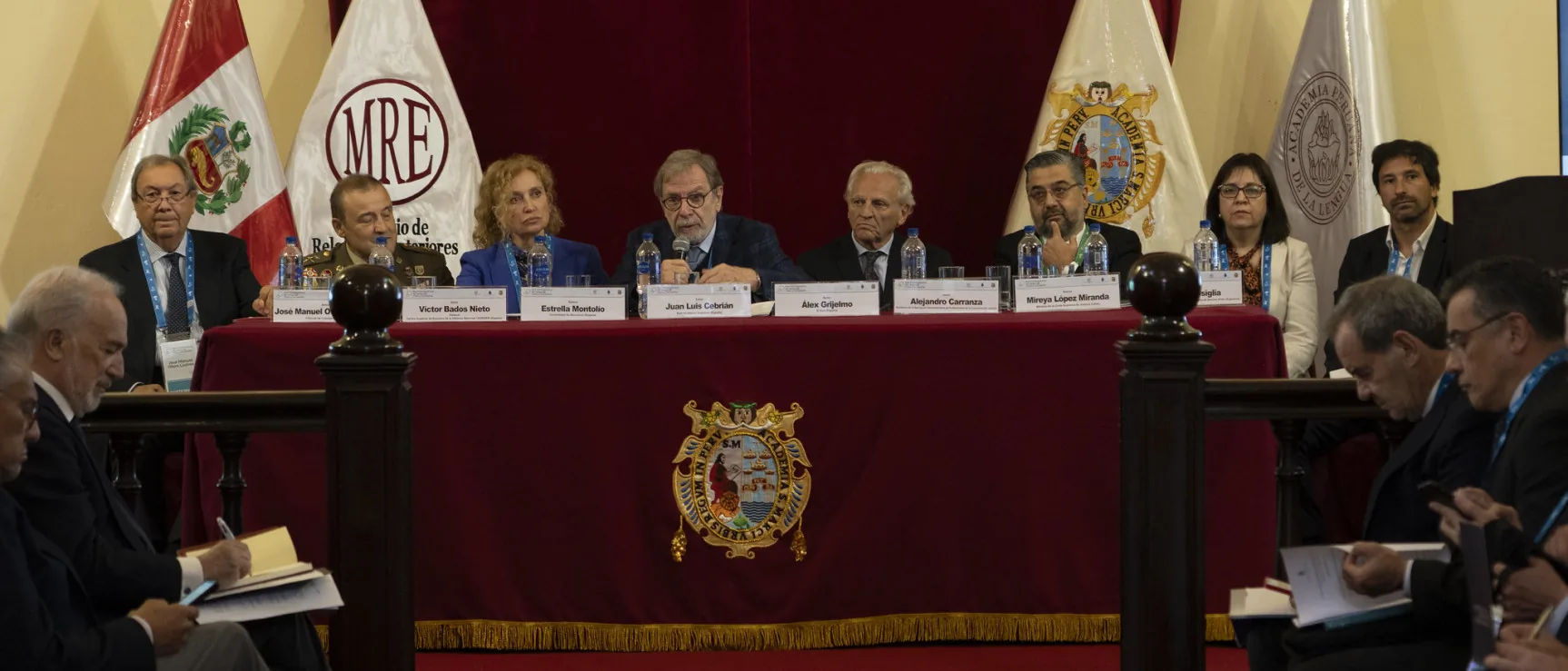 Mesa redonda en la sesión “El lenguaje del poder y el deber de claridad” con juristas y representantes de instituciones