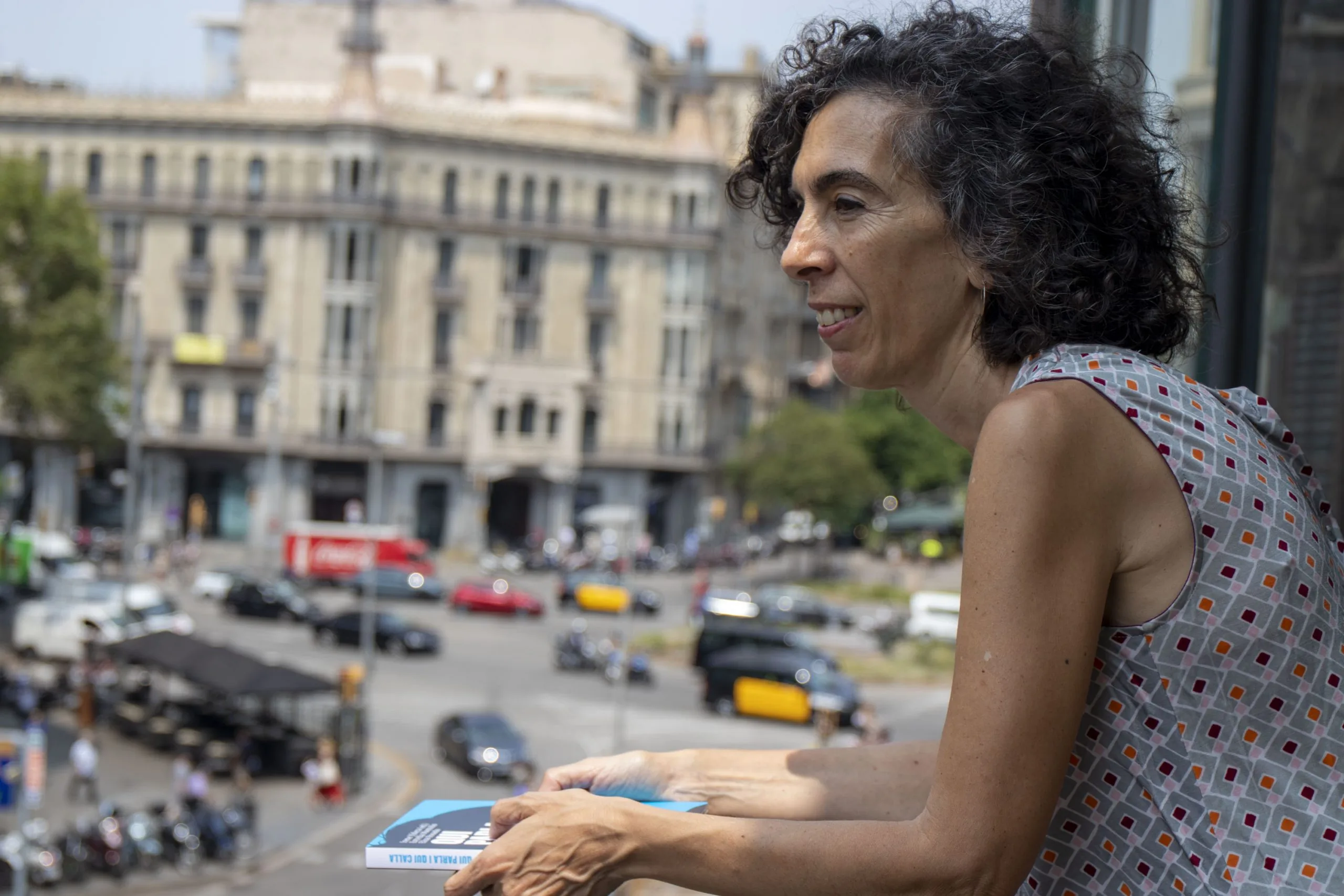 La investigadora Irene Yúfera impartiendo la charla sobre lenguaje claro e inclusivo en la Universidad de Barcelona