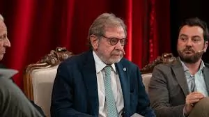 Periodistas de distintos medios conversan sobre lenguaje claro en un panel de la I Convención