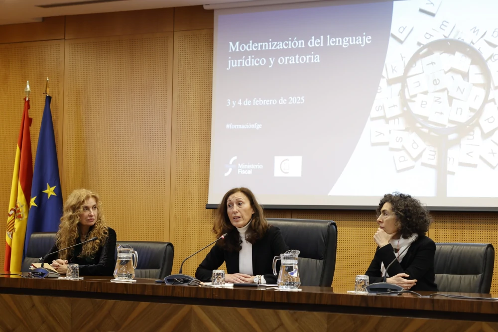 Fiscales participando en el curso sobre modernización del lenguaje jurídico