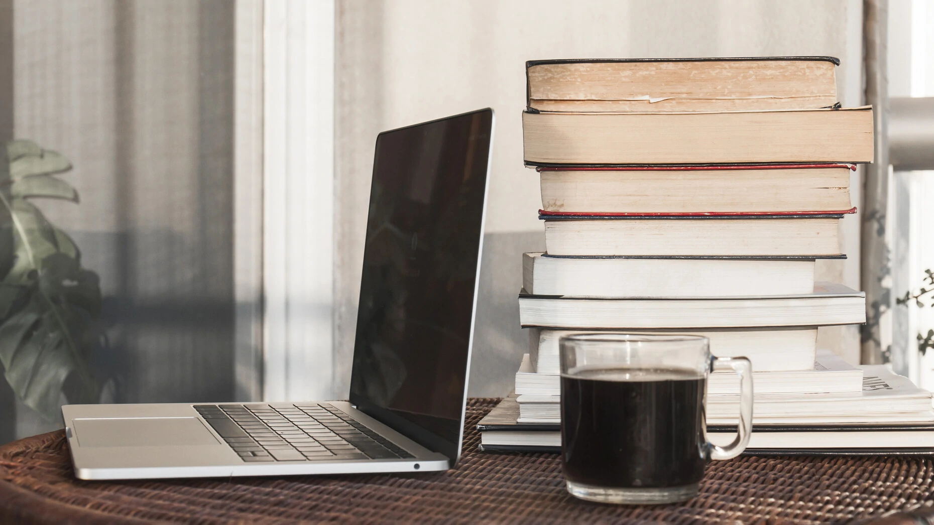 Ejecutivos estrechando la mano al cerrar un acuerdo, simbolizando la confianza generada por el lenguaje claro