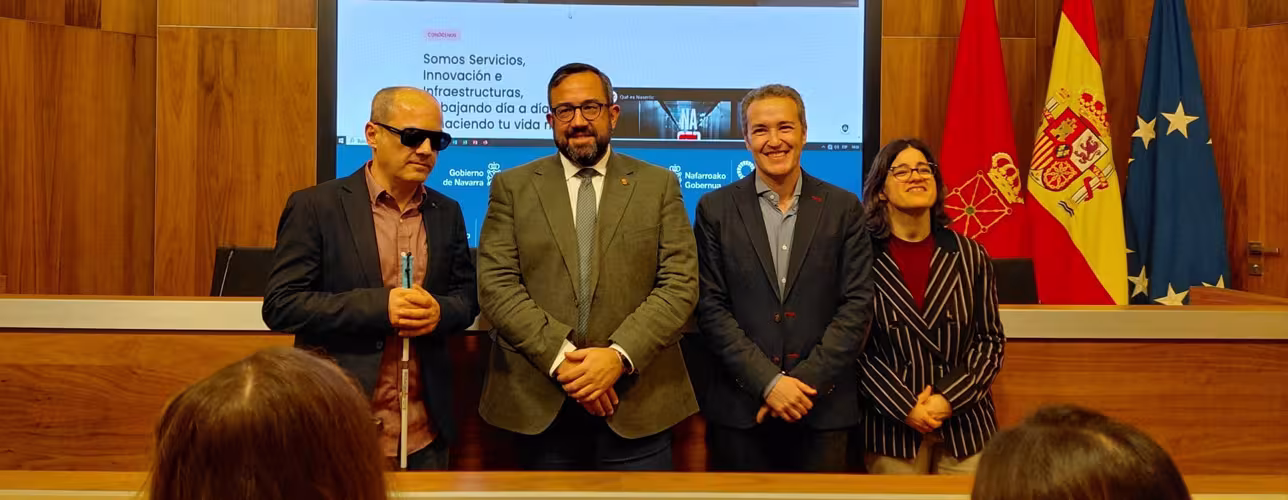 Luis Casado, el vicepresidente Javier Remírez, Luis Campos y Vanesa Alonso, en la presentación de la nueva página web de NASERTIC del Gobierno de Navarra.