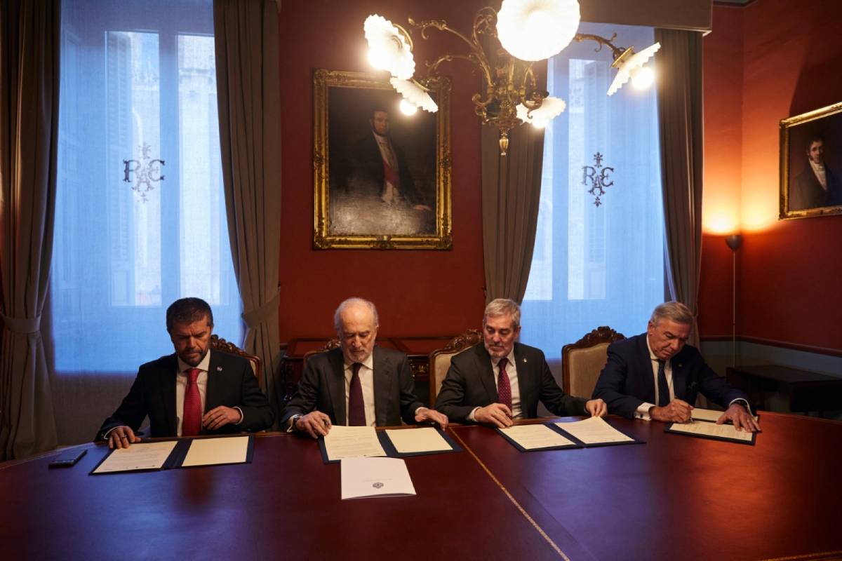 El rector de la ULL, el director de la RAE, el presidente de Canarias y el rector de la ULPGC firman una declaración de intenciones en la sede madrileña de la Academia.