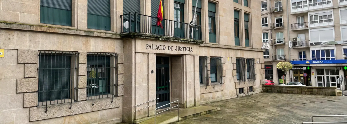 Fachada del Palacio de Justicia de Ourense con la entrada principal y banderas en la parte superior.