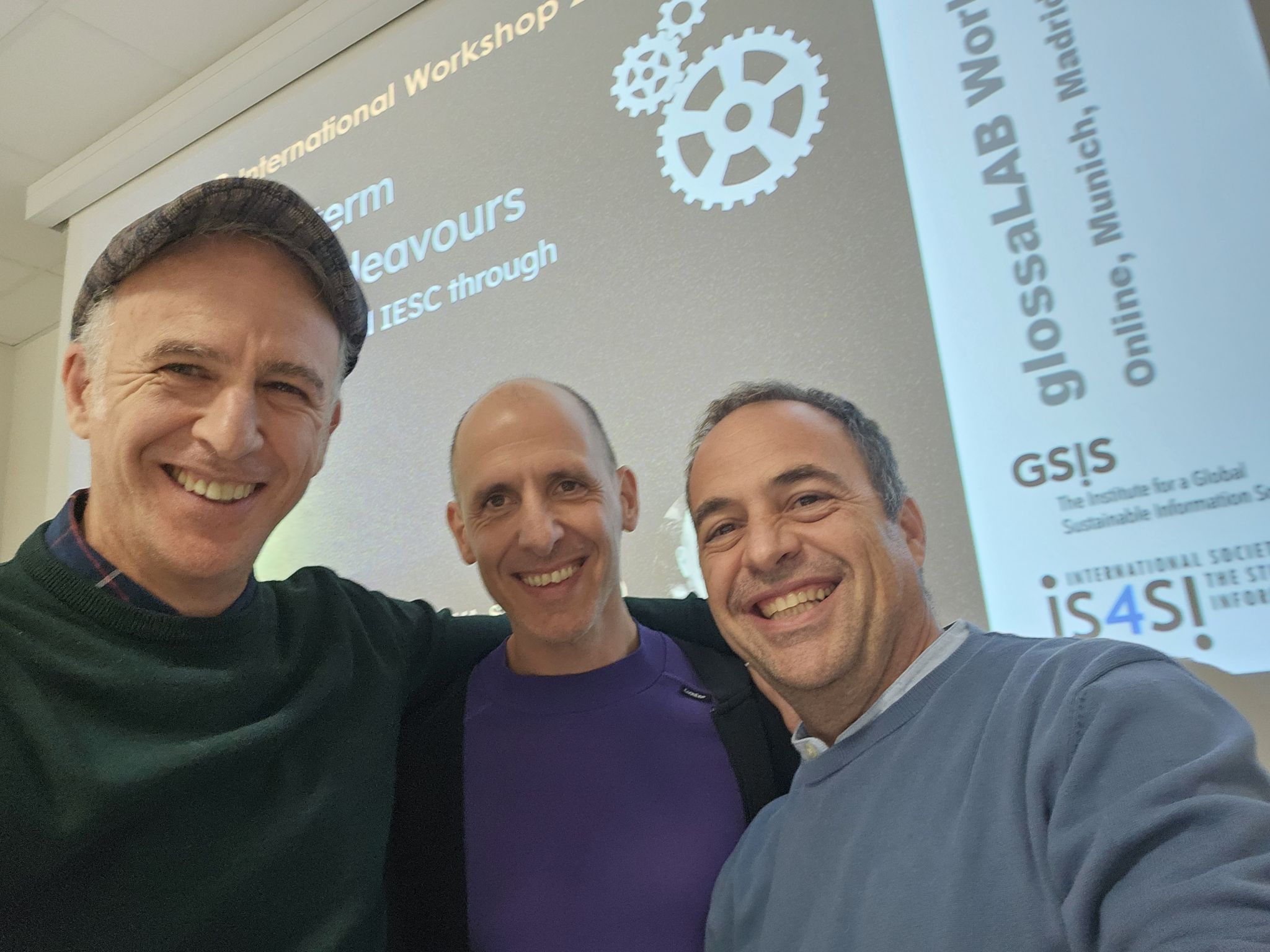 José María Díaz Nafría, Daniel Gracia e Isaac Seoane sonríen en una foto tomada durante el glossaLAB Workshop 2025 en Múnich.