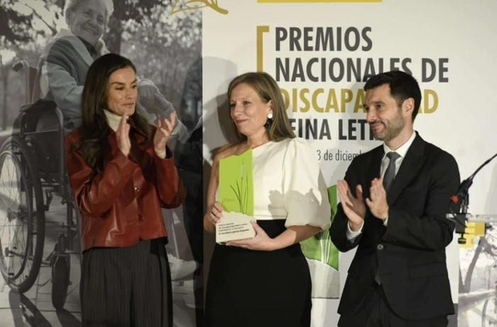 Ana Iglesias sostiene el galardón de los Premios Nacionales de Discapacidad Reina Letizia durante el acto de entrega.