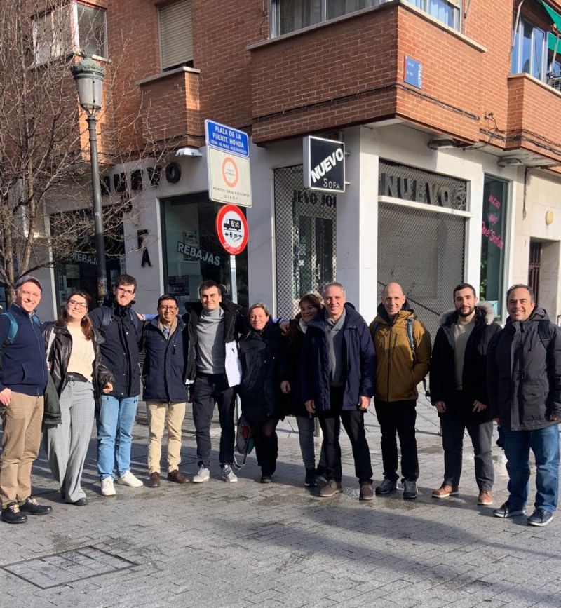 Foto de grupo del reencuentro de CLINFO-CM, con varios miembros del consorcio reunidos al aire libre tras la reunión.